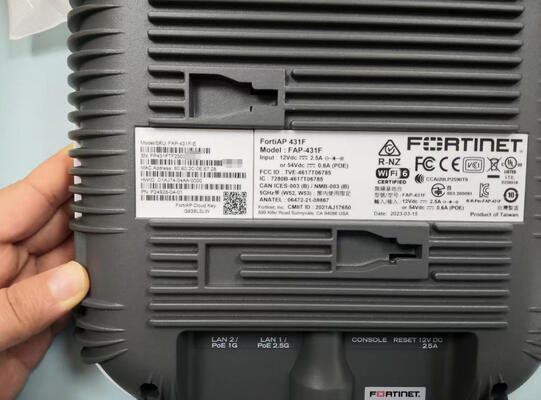 FAP-431F-E FortiAP-431F 室内無線 FortiAP - Tri ラジオ (2x 802.11 a/b/g/n/ac/ax, 4x4 MIMO と 1x 802.11 a/b/g/n/ac 波 2, 2x2 MU-MIMO),内部アンテナ, 1x 100/1000/2500 ベース-T RJ45,1×10/10